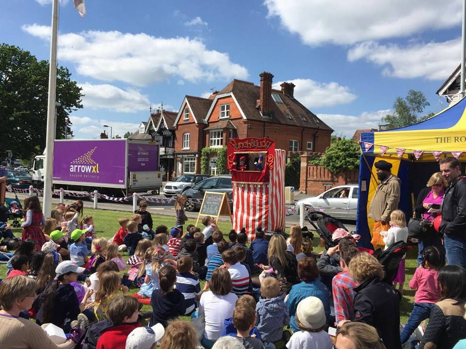 -children_sitting_in_front_of_punch_and_judy_datchet_childrens_party.jpg