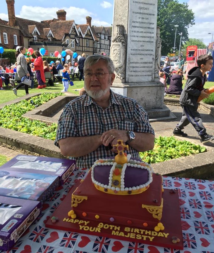 -cllr_tim_oflynn_with_the_queens_cake.jpg